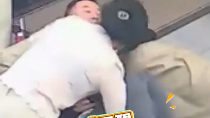 老公喝多后在沙发上睡着了，被老婆直接抱走