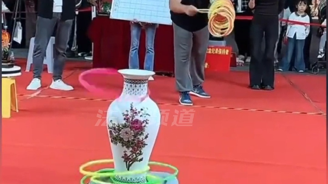 男子展示套圈技术基本都精准命中花瓶  网友：中国可以举办套圈
