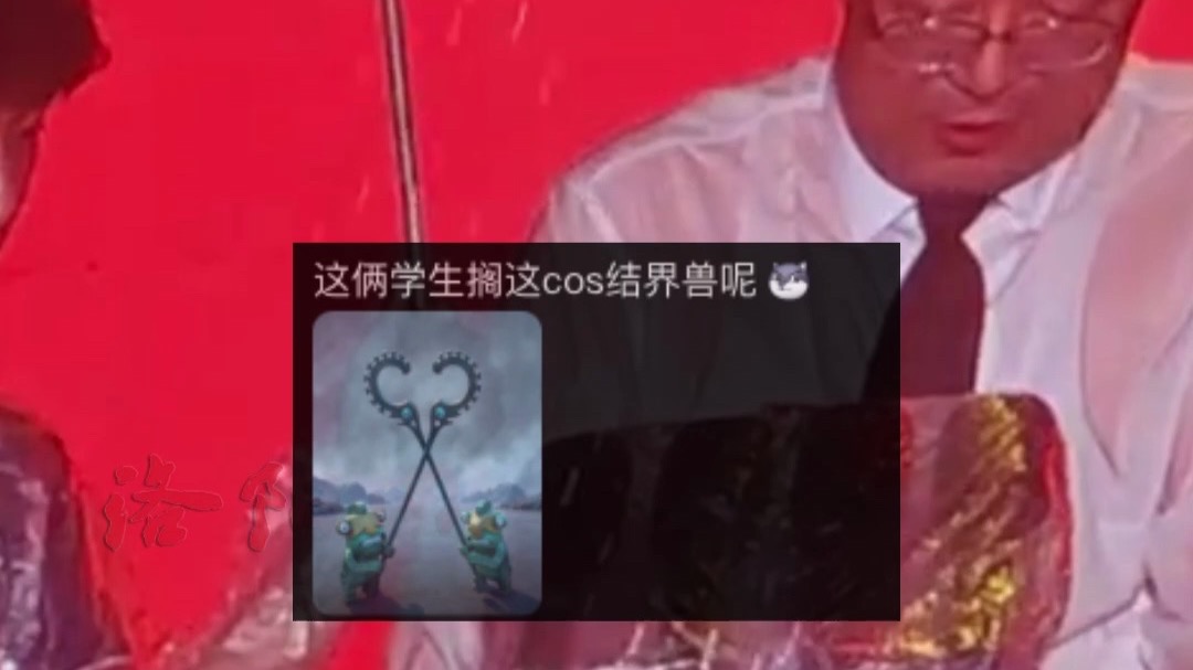 开学典礼上突然下起大雨，两位热心同学冲上台为校长撑伞，结果雨