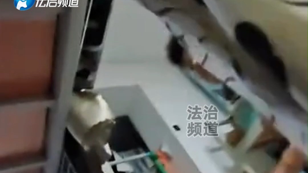 男子在宿舍吹电风扇 舍友过来直接砸了 网友：这是为什么？