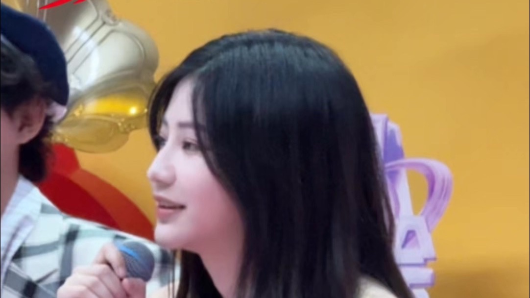 情歌大会录制间隙，袁一琦和台下观众随机点歌，情歌大会的氛围真