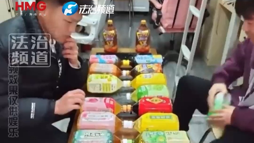 宿舍内的手速争霸赛 紫衣小伙反应力超快