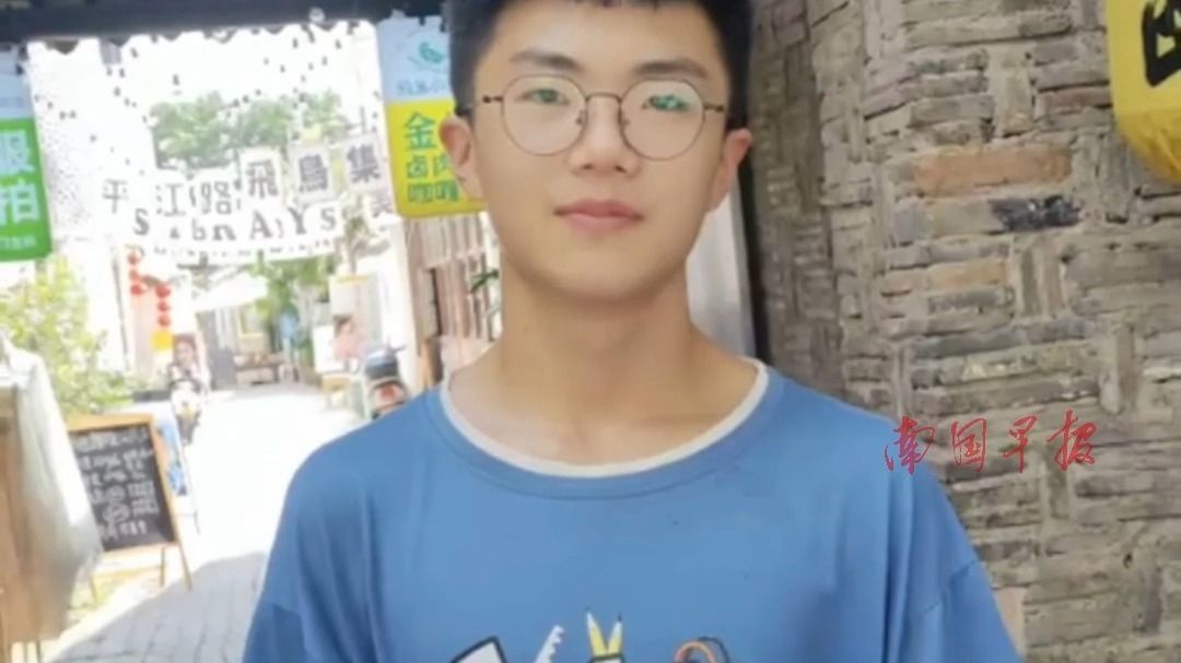 河南信阳15岁男孩走失超2天。家属：在桥上发现钥匙和眼镜
