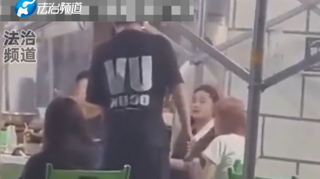 男子找邻桌女子喝酒被拒 将酒倒在女子身上 被女子同行男子踹