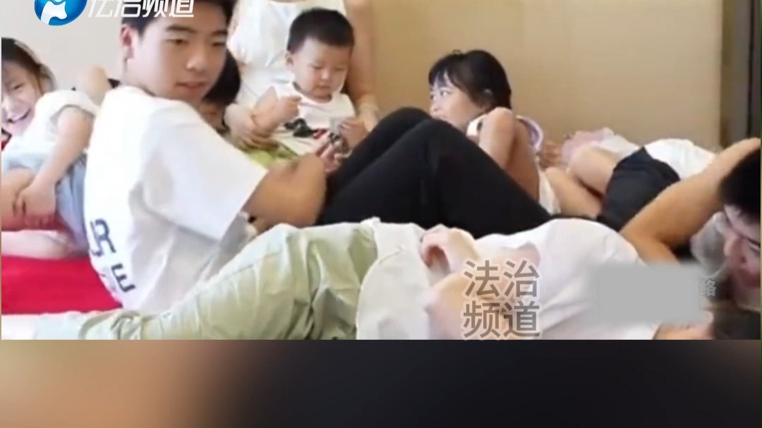 女子晒出自己的孩子们，掀开被子一看惊呆了