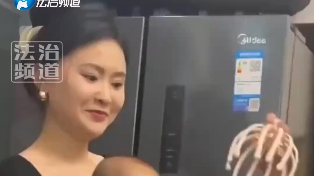 网友给小宝宝用头部按摩器 宝宝的表情太好笑了 (钧)