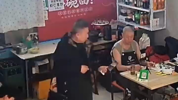 大哥带娃去面馆借用厕所，完事儿扫码五元，老板送上一瓶饮料