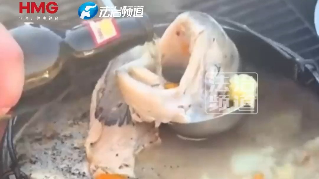 男子正准备给汤锅里加料 没想到鱼头突然张开嘴
