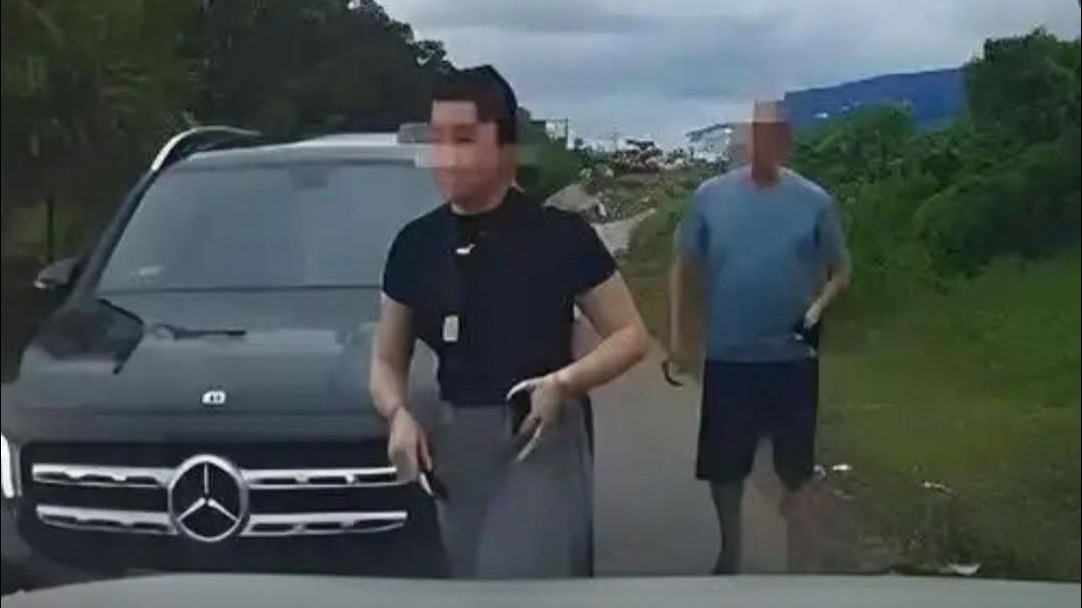 “女司机亮证逼迫让道事件”最新通报，亮证女司机丈夫被党内警