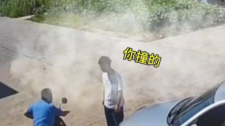 电动车停着没动被撞 轿车司机下来大叫“你撞的”