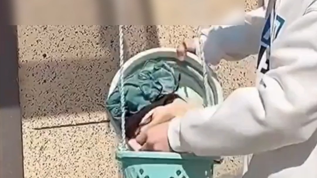 小伙巧用垃圾桶甩干衣服 网友：原来干掉你的 不一定是同行（Y）