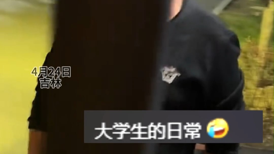 女生们返校晚点 求大爷开门，大爷一本正经地“生气”看到最后