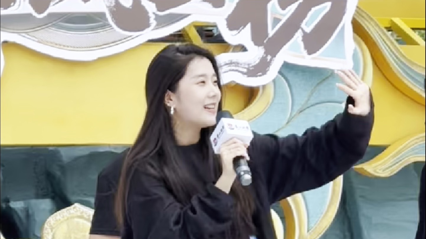 高颜值剧场女老板闯关前后展现极致反差，上赛道瞬间上演笑容消