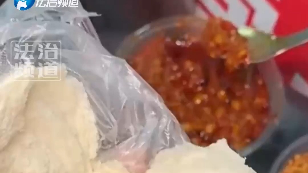 大馒头配上各种小菜 一口下去满满的都是料