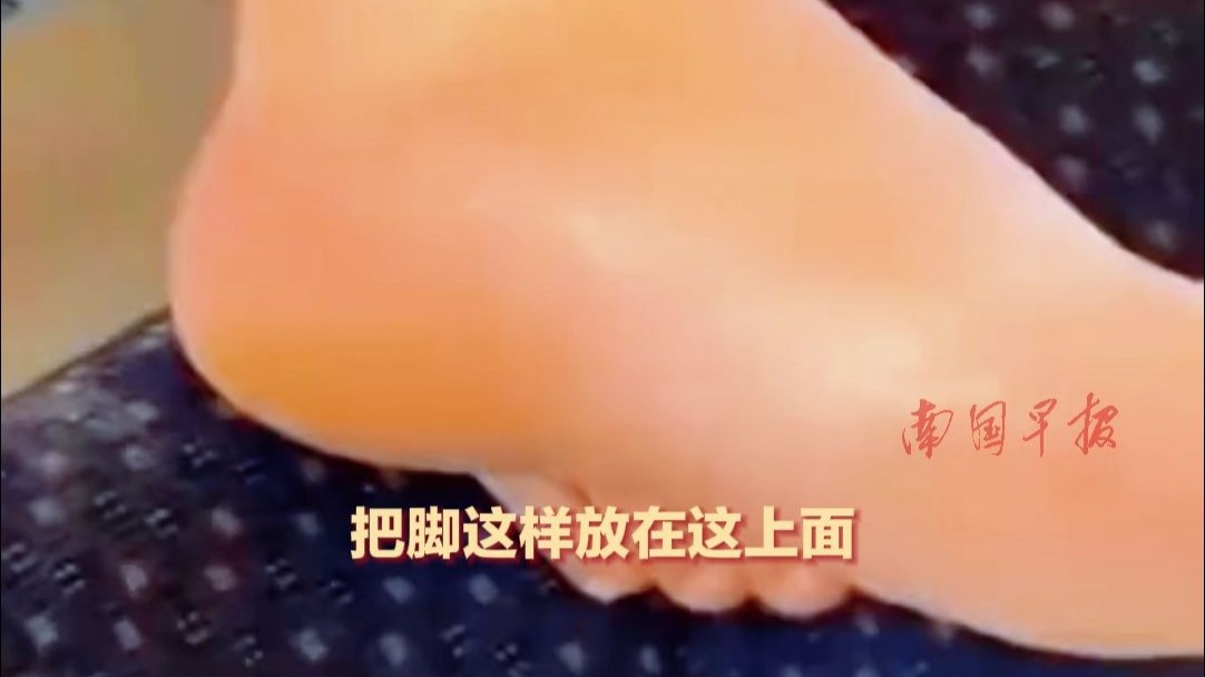 男子高铁上赤脚伸到对面座位，女子拍视频被暴力拍打，警方已介入