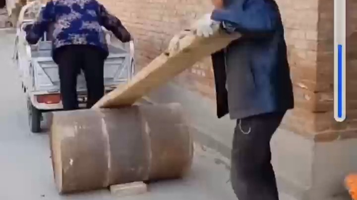 奶奶腿脚上三轮车不方便，爷爷的做法亮了