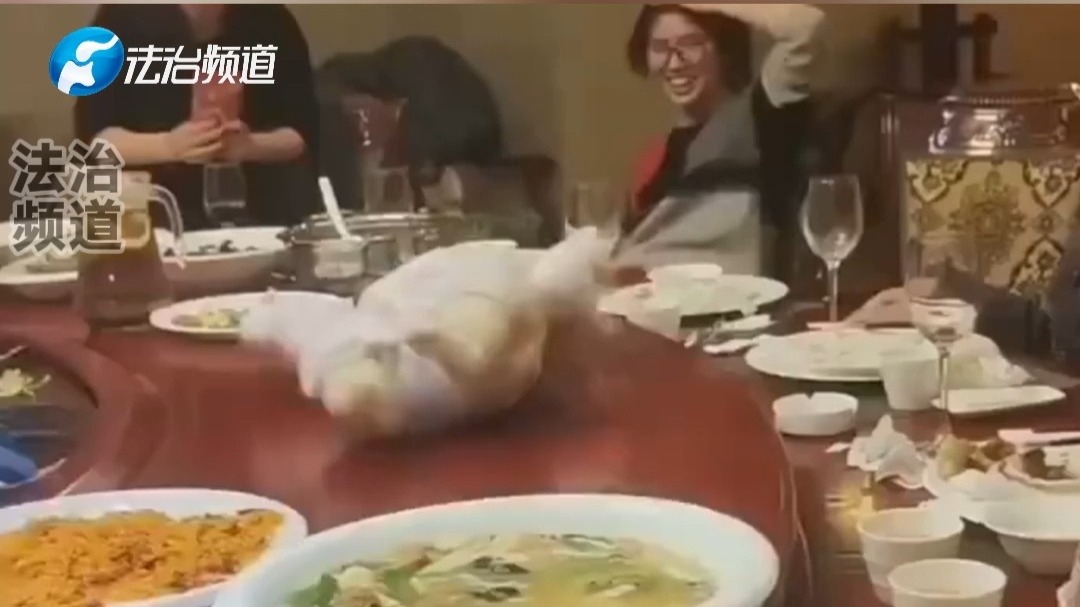 婴儿躺在旋转餐桌上收红包 网友：这才是真正的躺着赚钱