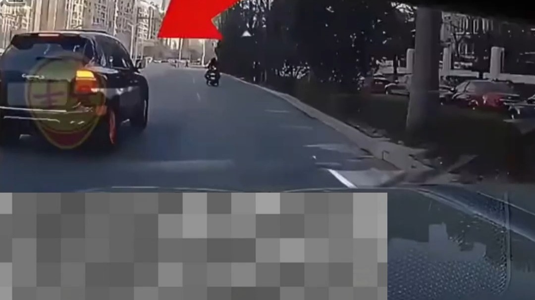 保时捷多次恶意别车 导致后车差点追尾 网友：出事了责任算谁的