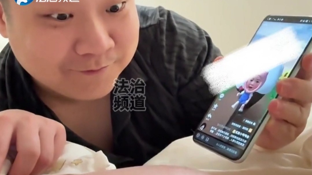 爸爸给孩子上的“独特早教”循环播放爸爸好网友：爸爸的偏心从