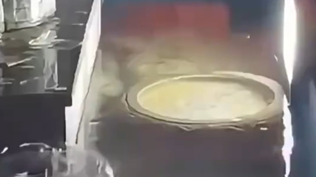 许愿时没有带硬币怎么办？ 女子直接在水里刷卡……