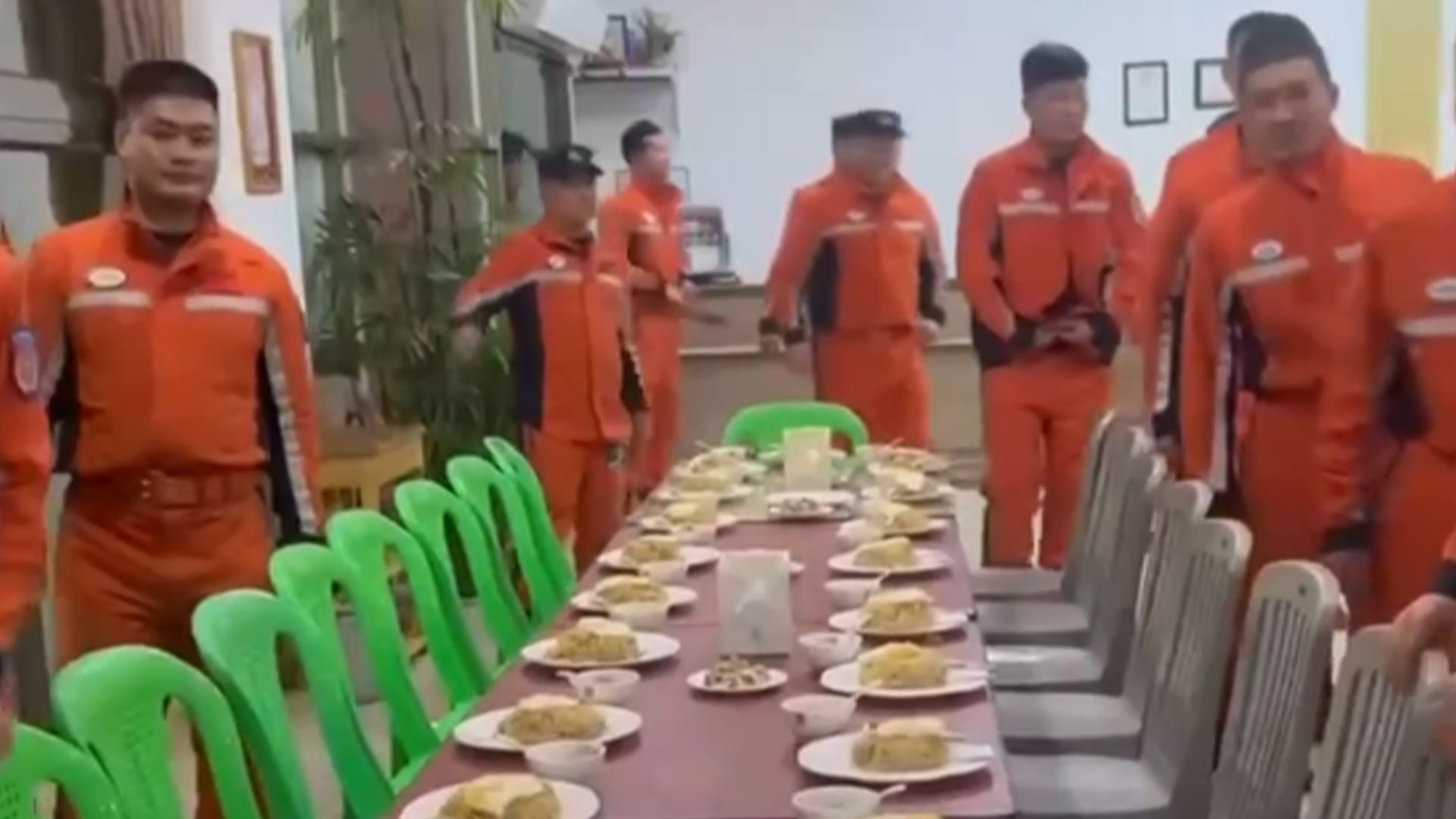 中国救援队吃上了到达缅甸的第一顿饭：到灾区来不及吃，要专心救