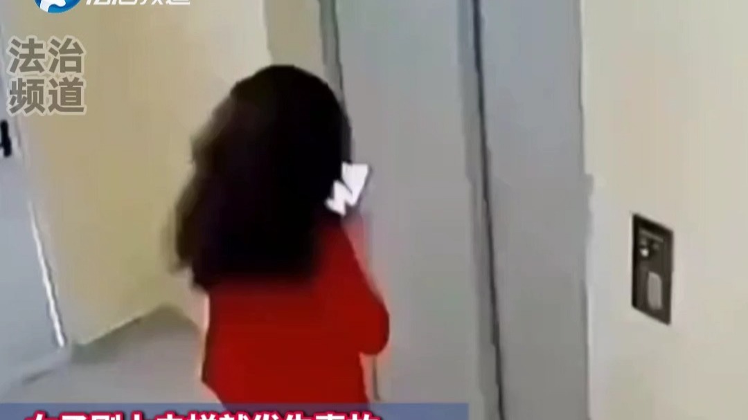国外女子刚上电梯就发生事故保洁阿姨迅速把扫把拿了出来网友