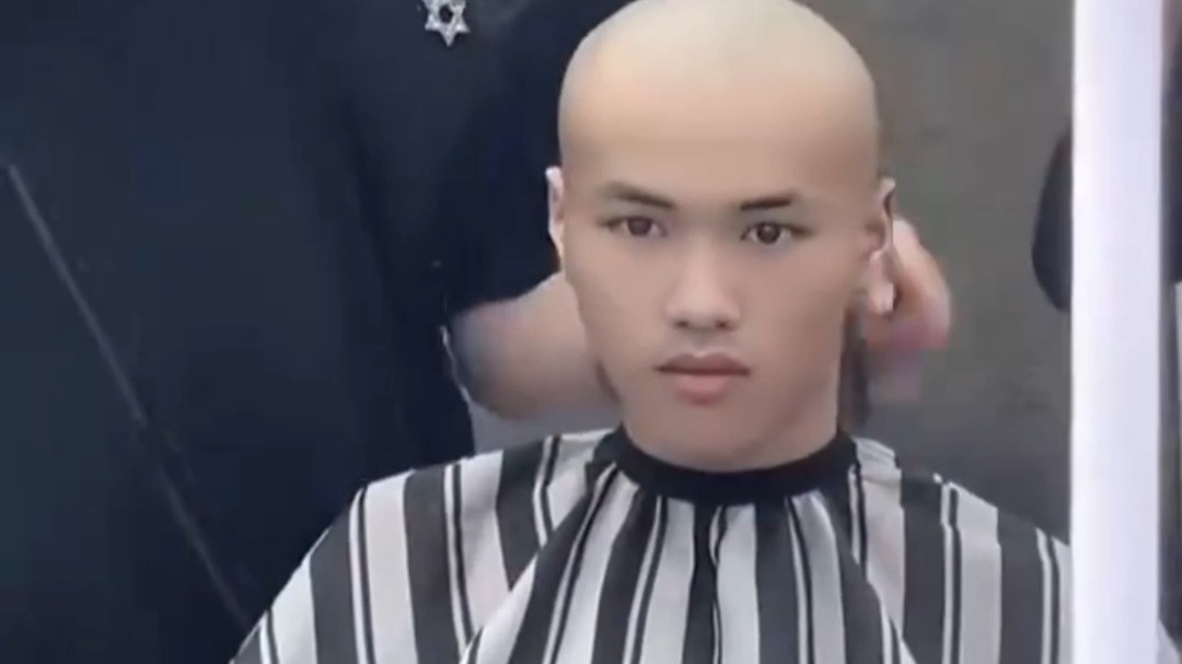 男子故意把头发剃光，只留下后脑勺扎辫子 网友：这是什么新发型