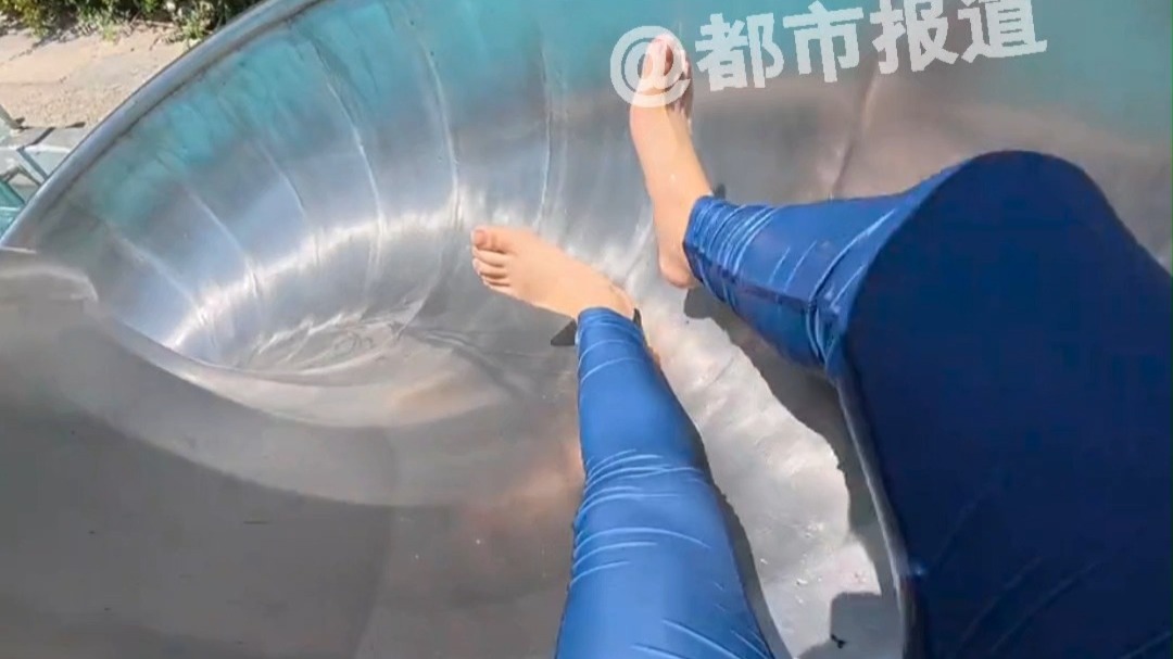 女生游泳时竟把屁股烫伤了？网友：姐，踩上去就感觉不对了，你居然还