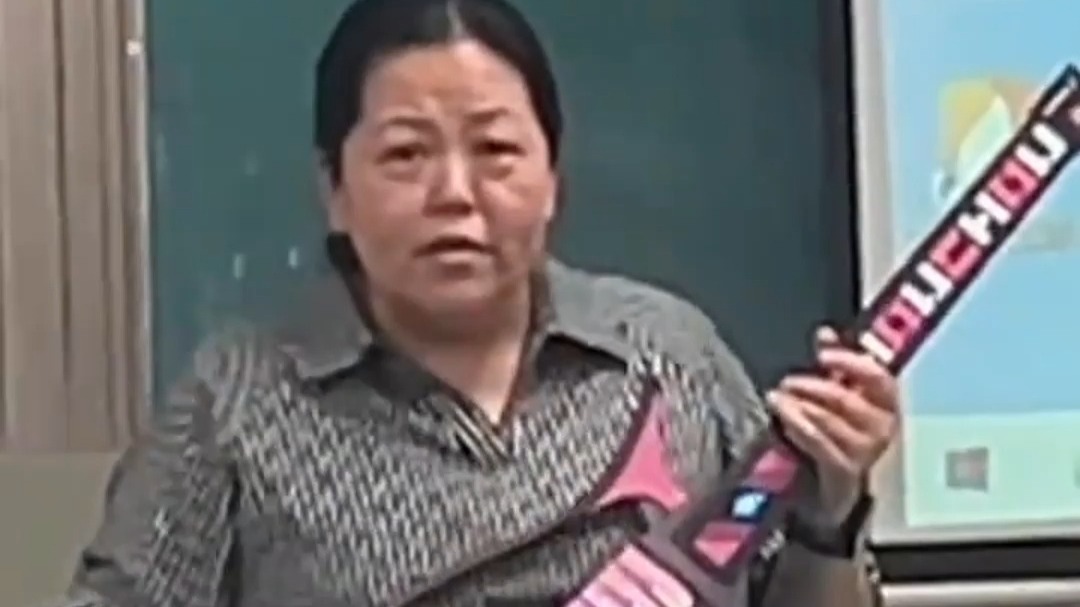 雄鹰一样的女人在音乐课上即兴献唱...…网友：这样的课堂真的