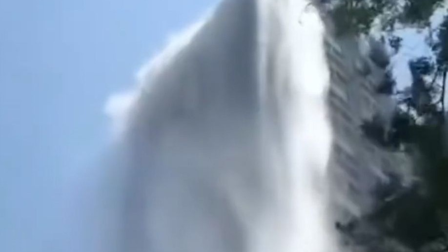 直击缅甸7.9级地震：瑞丽高楼掉砖石，曼谷楼顶泳池水被晃出成 “