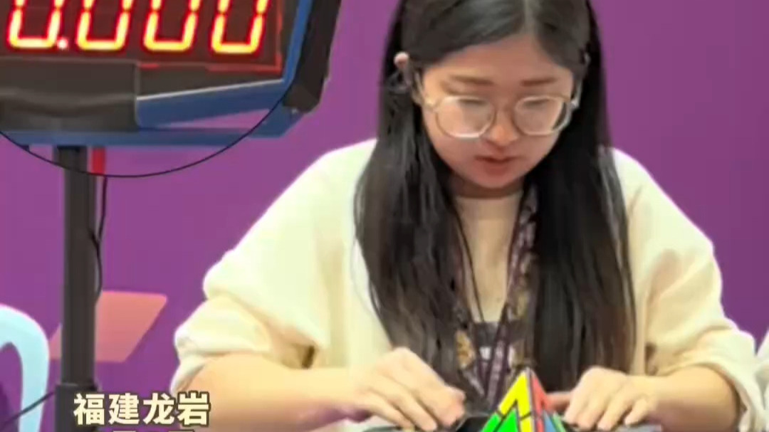 仅用时0.578秒！00后选手还原魔方