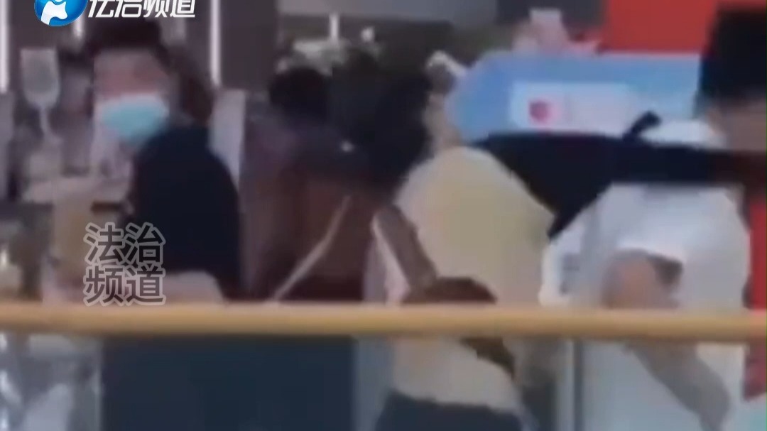 女子商场不依不饶追打男子  ，  男子手里还抱着孩子