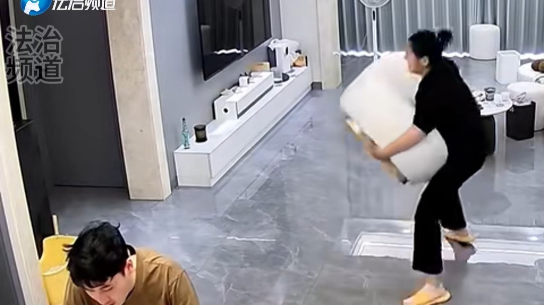 女孩就地取材为男友表演 让我为你唱首歌下一秒...绷不住了 