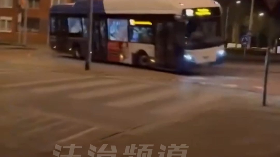 国外一公交车街头玩漂移 驾驶员不是受刺激了吧