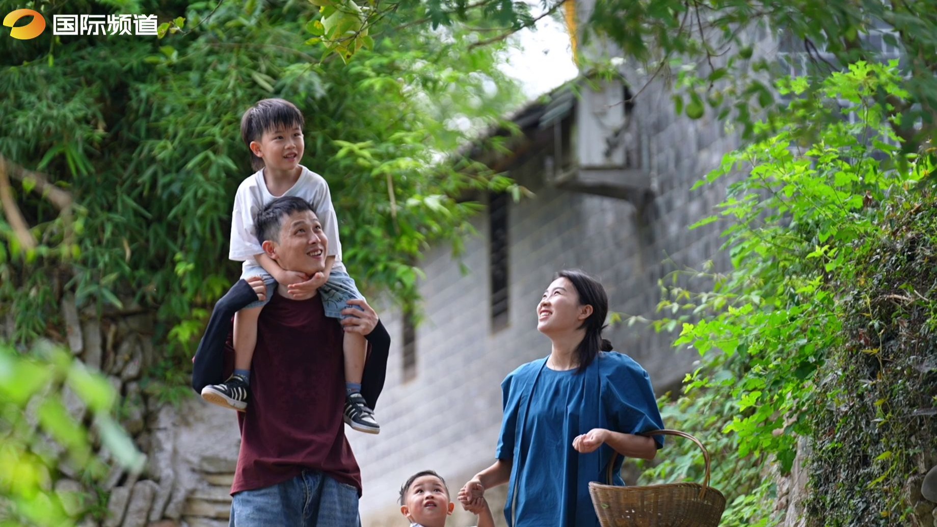 90后“沪漂”夫妻返乡经营老饭馆：在上海是活着，这里才是生活