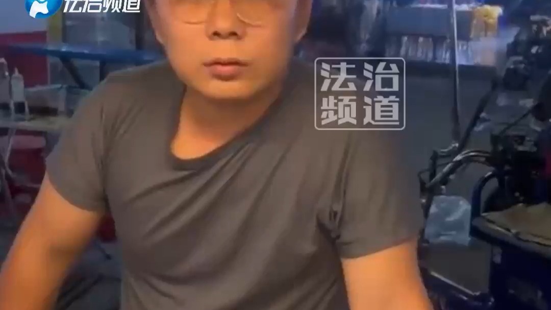 男子看到小摊前有钱 走过去才知道上当了 (钧)