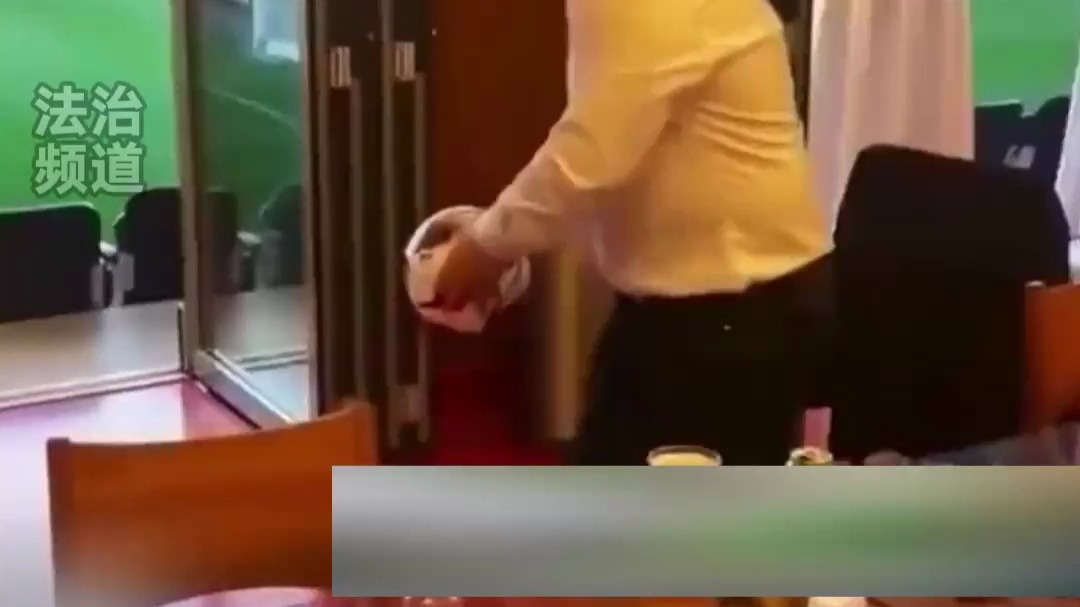 男子吃饭期间即兴表演 一脚将足球从室内踢进球门（w）