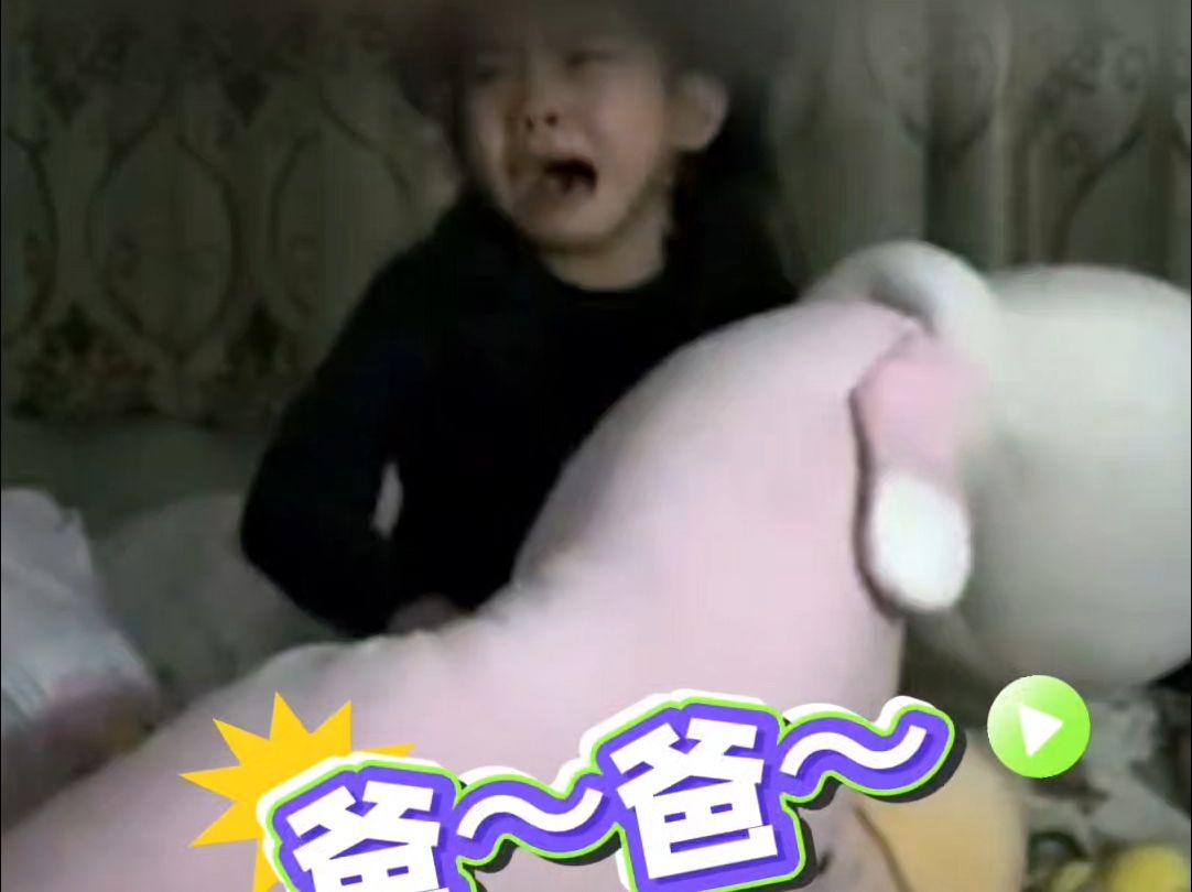 女儿半夜惊醒误以为爸爸变成玩偶 单手拎起“爸爸”就开始痛