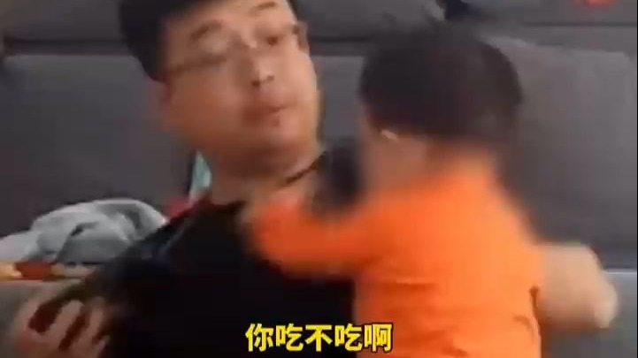爸爸独自在家带女儿，语气稍微重一点，女儿立马躺地上哭