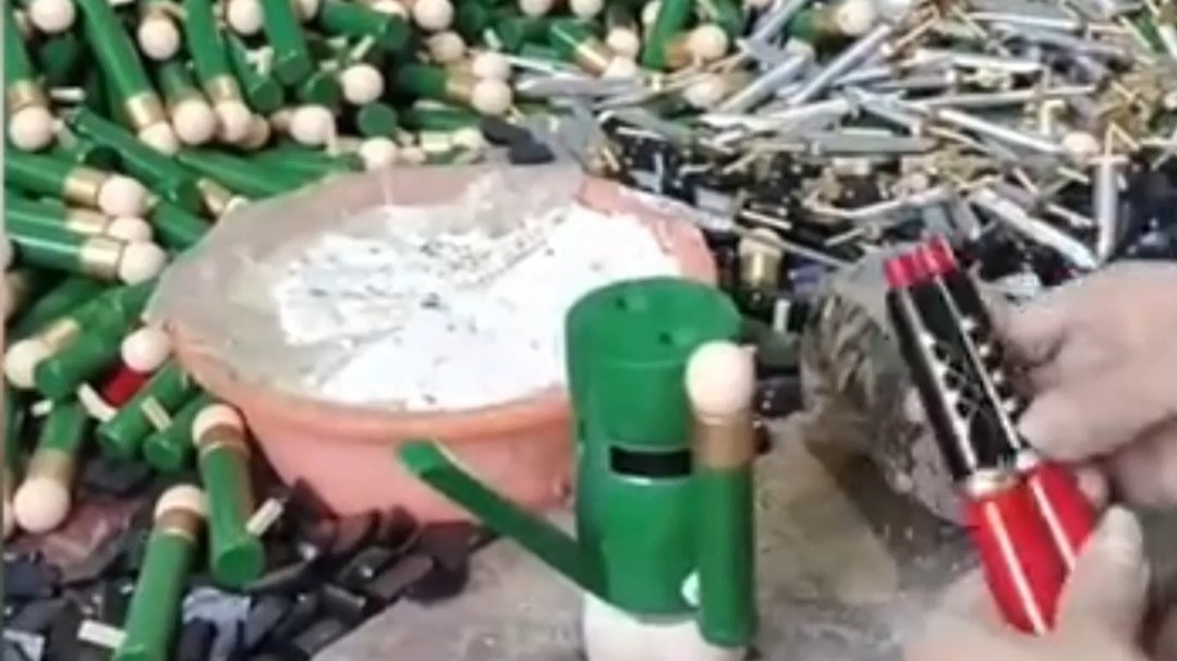 流水线工人组装玩具 每一步都无比熟练（Y）