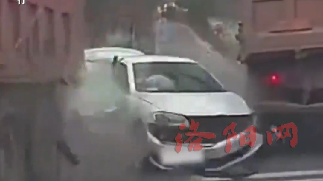 私家车乡间小道强行超车，结果判断失误被大货车“两面夹击”，目