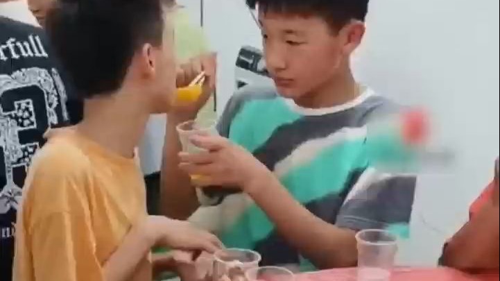 弟弟和脑瘫哥哥一起吃席，全程耐心喂饭