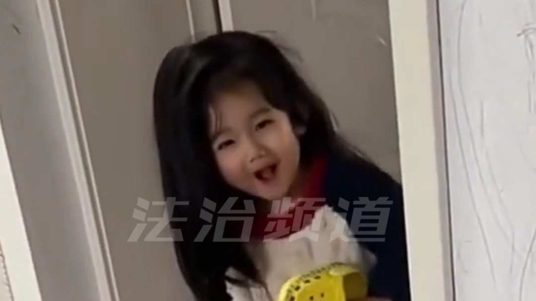 睡醒后找妈妈的乖宝宝 妈妈看到这样的她心都要融化了