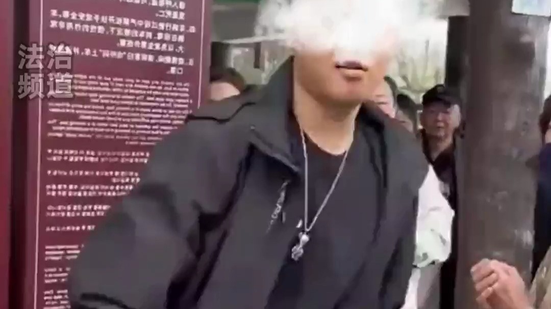 男子插队被拍下后让人大跌眼镜 竟对镜头比耶 做鬼脸“气死你
