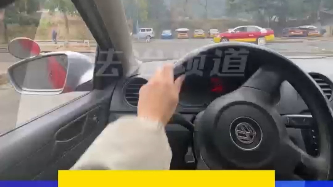 男子被吊销驾照后重考屡次不过 花680元买假证上路又肇事
