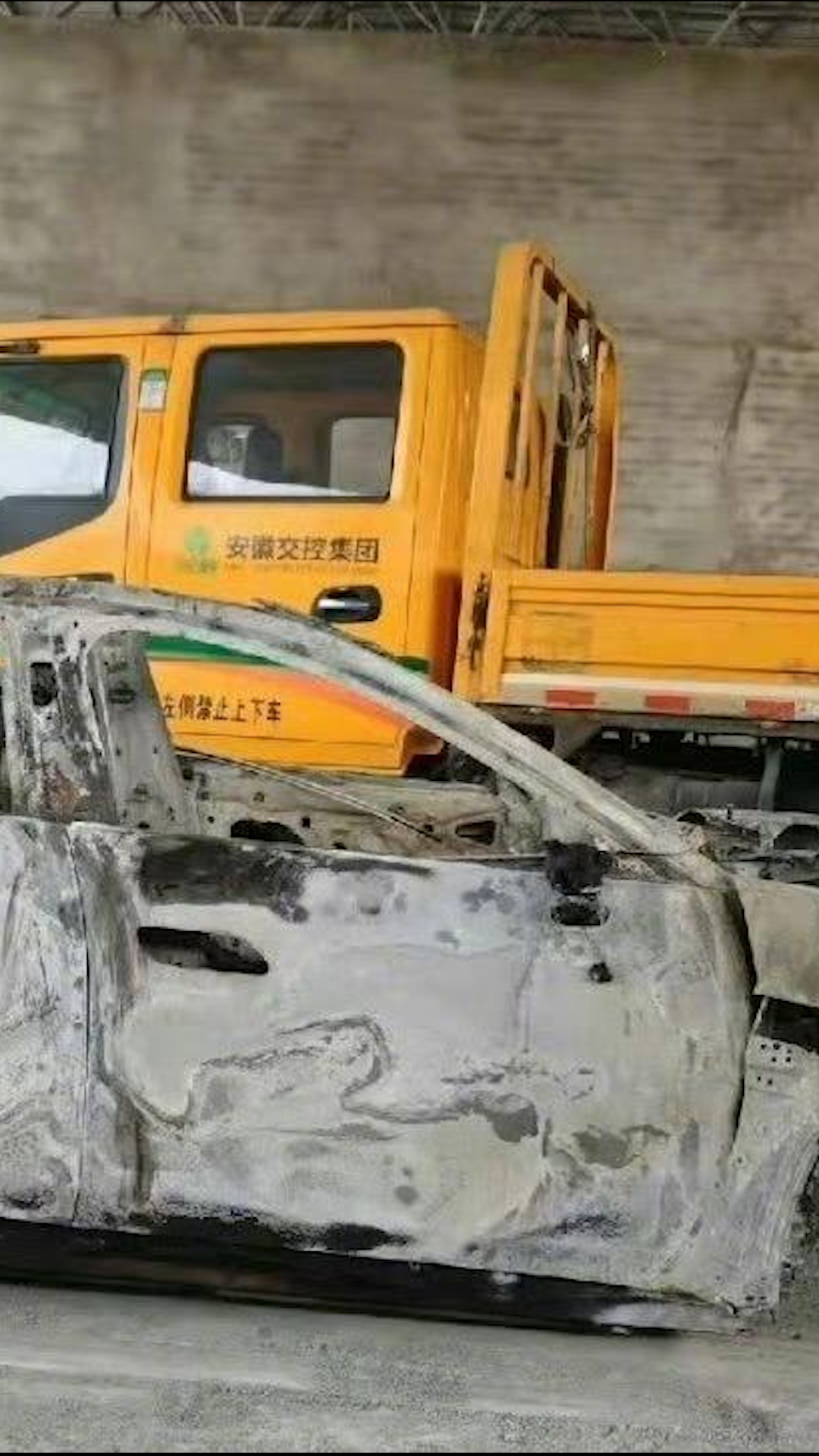 小米SU7高速上爆燃遇难者父亲：女儿遗体已碳化，车企仍没来联系