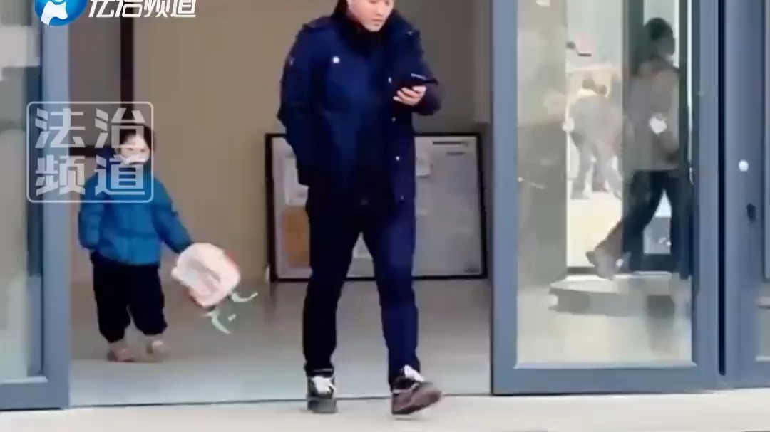 小女孩放学走出校门 一手插兜一手拎书包 网友：真潇洒啊 (钧)