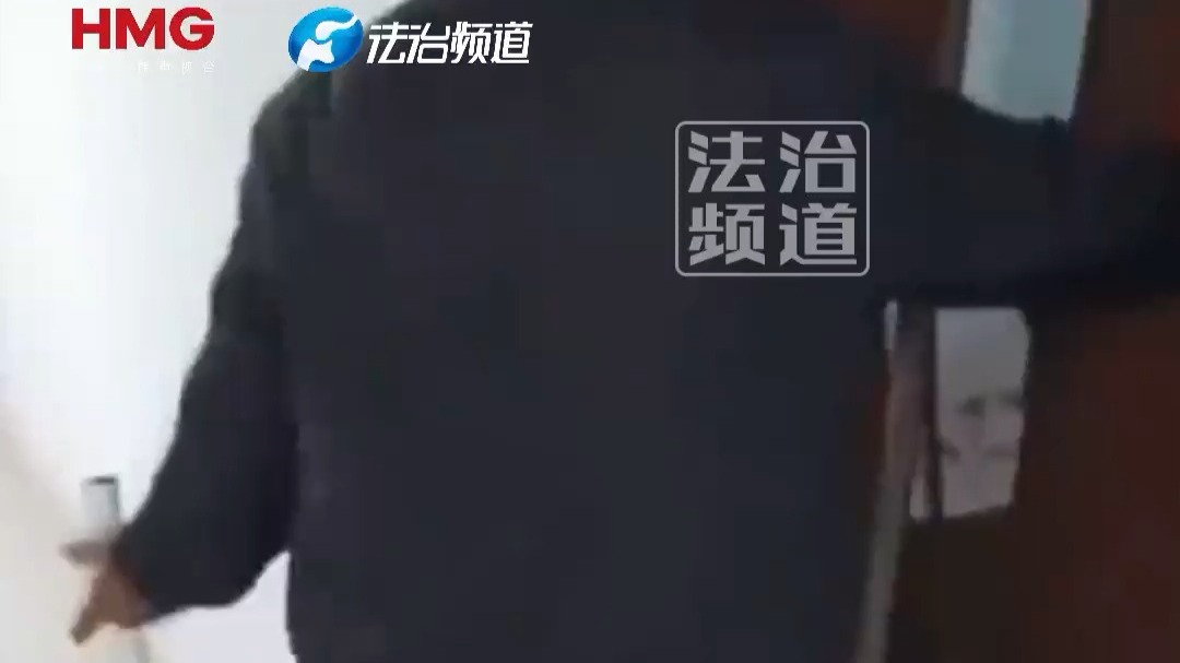 孩子在家不学习 晚上不睡白天不起 老人生气拿起锤子破门而入