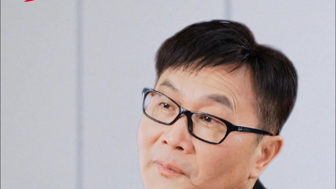 “曾停留风里看着多少的晚秋，如何能跟你说别潇洒的远走。” 