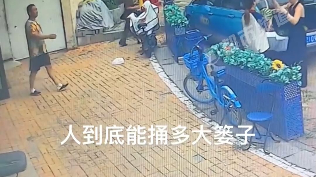 两个瓜也能抱出一串“动作戏” 大哥神级预判好笑程度10000％